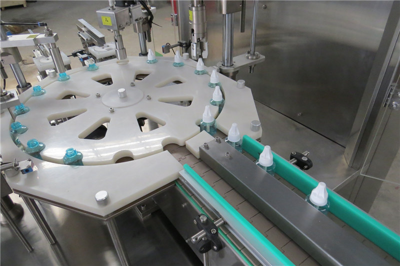 آلة تعبئة طارد البعوض السائلة وسدها وسدها